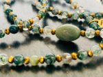 Sautoir en agate naturelle dans les tons verts