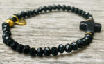 Bracelet Brune en perles à facette noir et croix noire