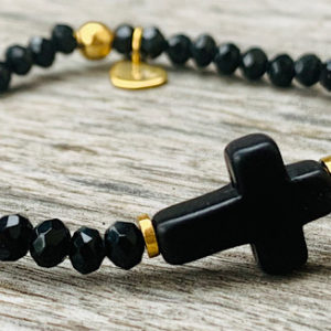 Bracelet Brune en perles à facette noir et croix noire